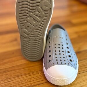 Native Kids Sneakers in Gray and White